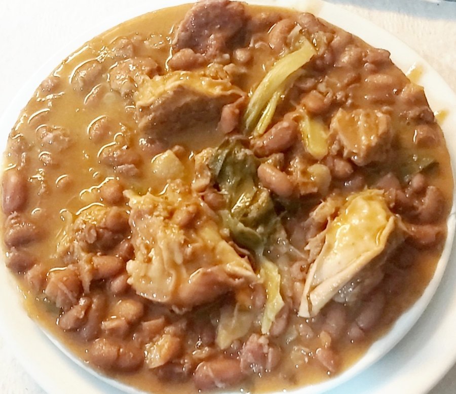 Prato de guizado tradicional da A Bracarense, com carne e feijão
