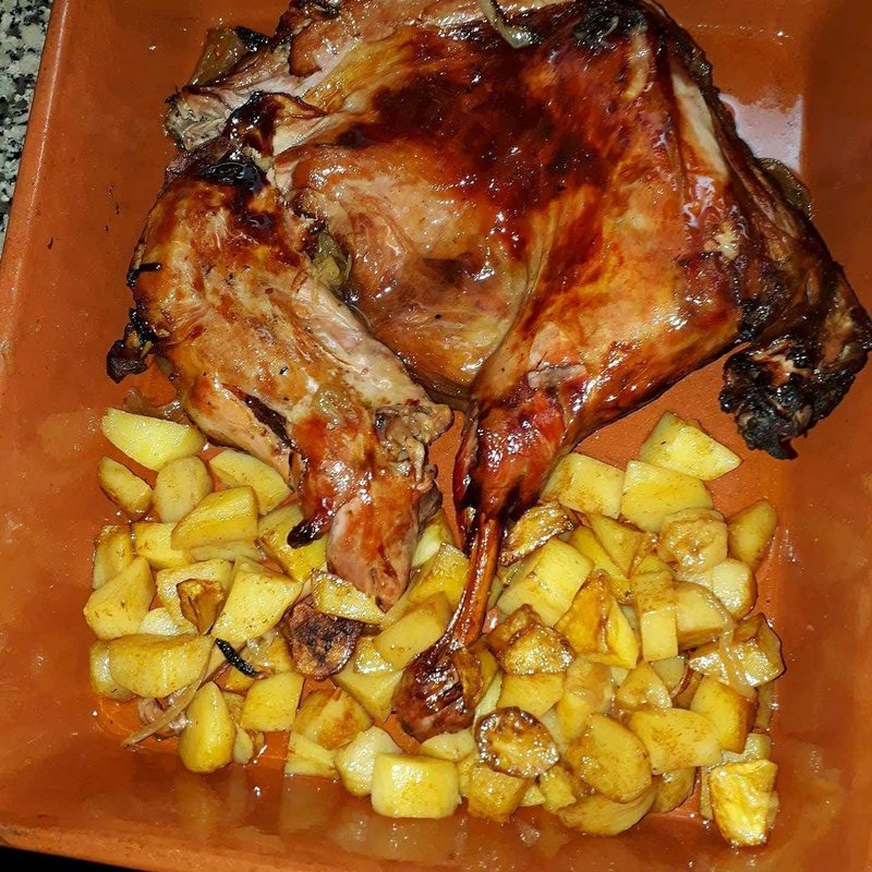 Cabrito assado do restaurante O Fernando, em Pedras Rubras
