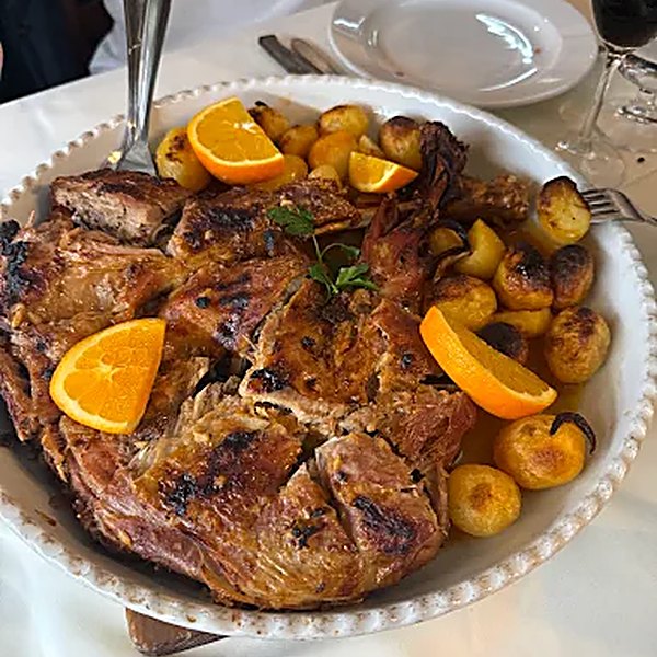 Assados no forno do Restaurante Malheiro, em Pedras Rubras, desde 1976