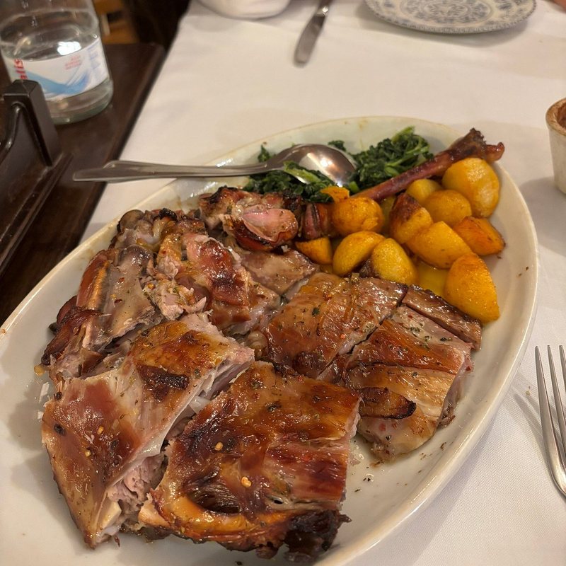 Cabrito no forno a lenha do restaurante A Telha, em Vila Nova da Telha