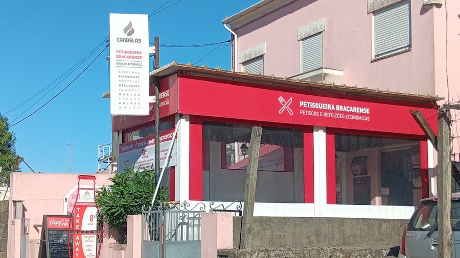 Esplanada vermelha da Petisqueira Bracarense, em Pedras Rubras