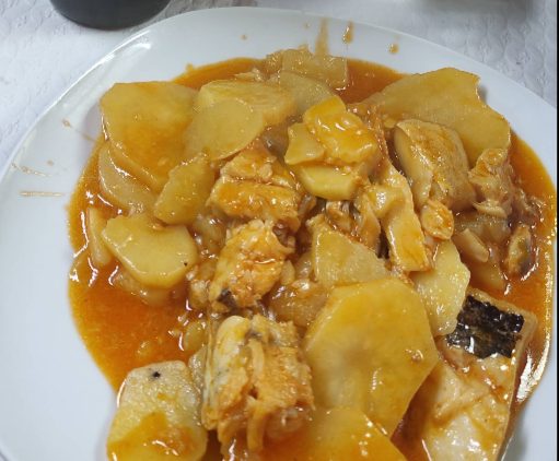 Bacalhau com batata às postas, servido em molho no Bar do Clube Académico
