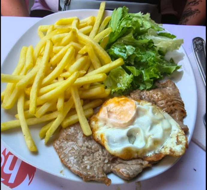 Prego no prato com batata frita, salada e ovo a cavalo, no Bar do Clube Académico