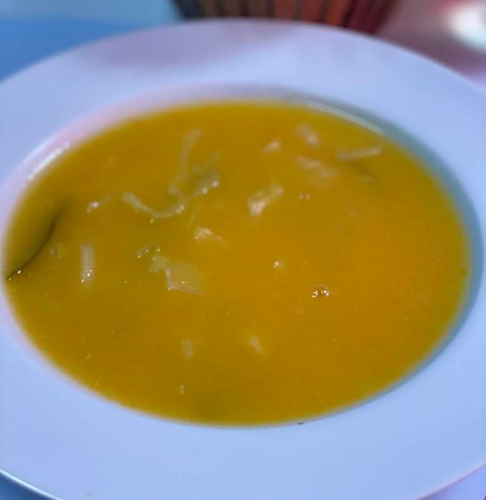 Sopa creme de abóbora servida em prato fundo no Bar do Clube Académico
