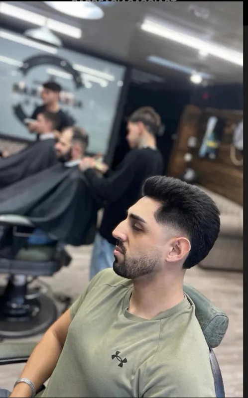 Corte com desvanecido, em perfil, na Barbearia Garcia & Tatuagem