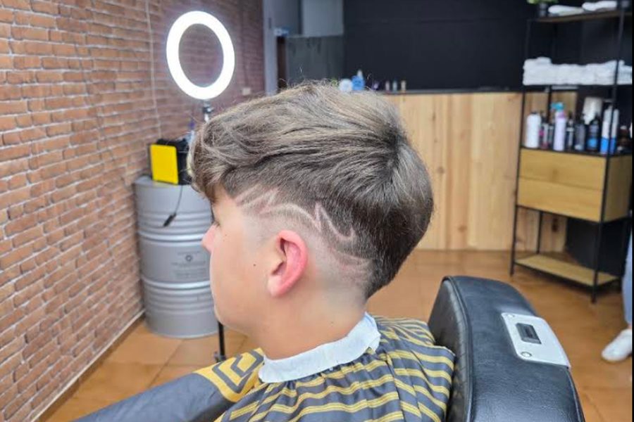 Corte com desenho na máquina, visto de costas, feito na Barbearia The Brothers