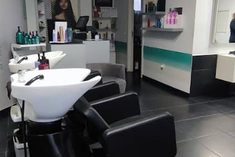 Interior do Cabeleireiro 7 Ondas, com lavatórios e cadeiras, em Pedras Rubras