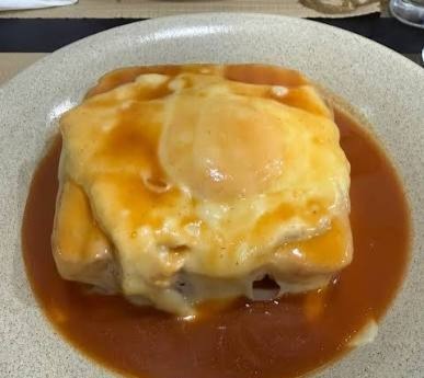Francesinha com ovo estrelado e molho, servida no Café Apolo, em Pedras Rubras