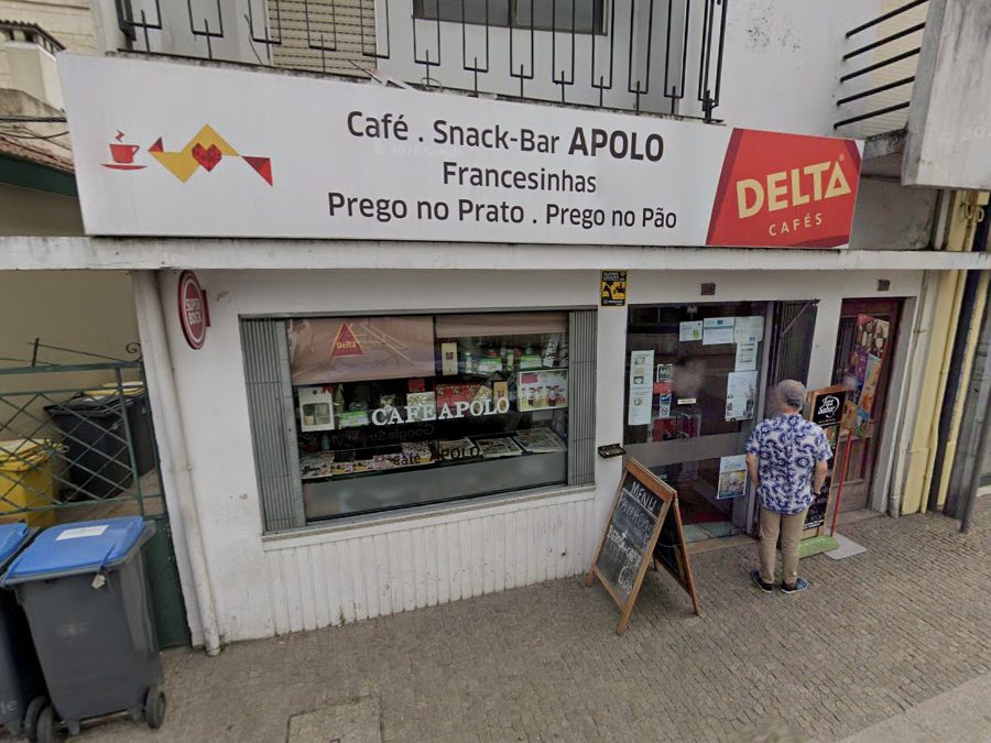 Fachada completa do Café Apolo em Pedras Rubras, com a tabuleta Café · Snack-Bar Apolo, montras e porta de entrada