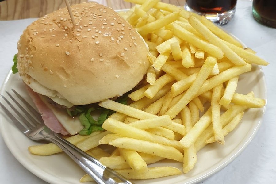 Hambúrguer da casa com batata frita, no Café Raly, em Pedras Rubras