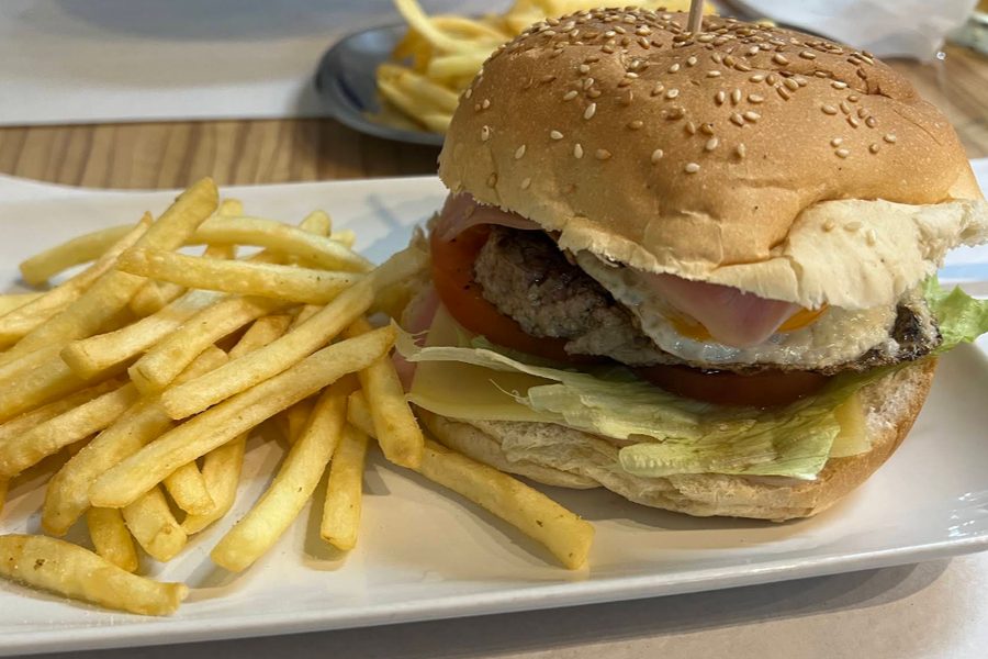 Hambúrguer da casa com batata frita, servido no Café Raly, em Pedras Rubras