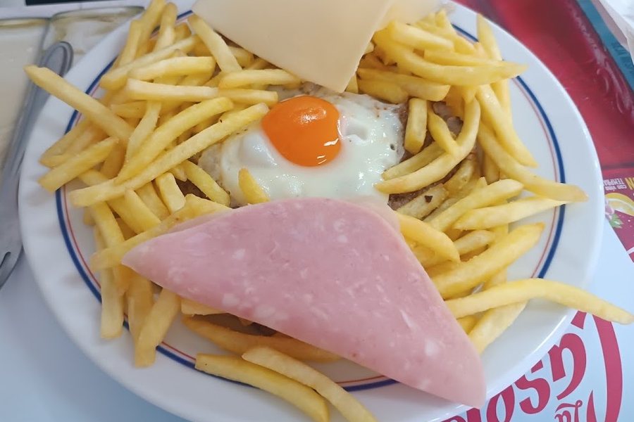 Ovos estrelados com fiambre e batata frita, no Café Raly, em Pedras Rubras
