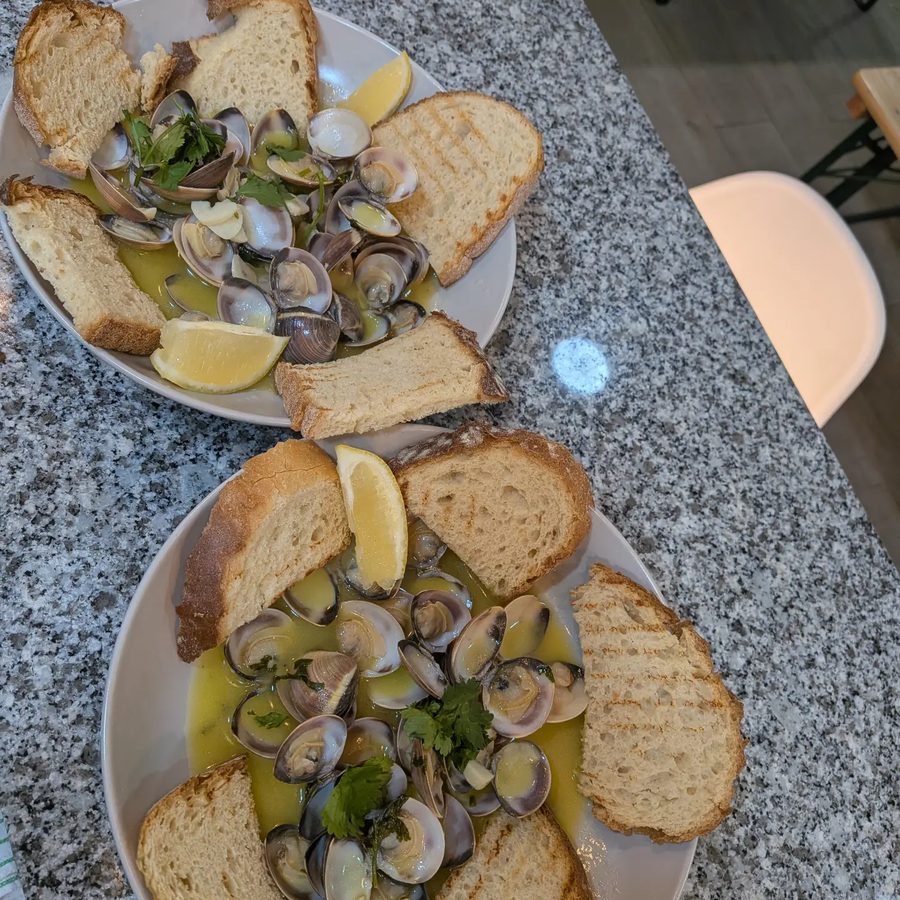 Ameijoas à Bulhão Pato com coentros, alho e pão para molhar, no Caldeirão do Nelo