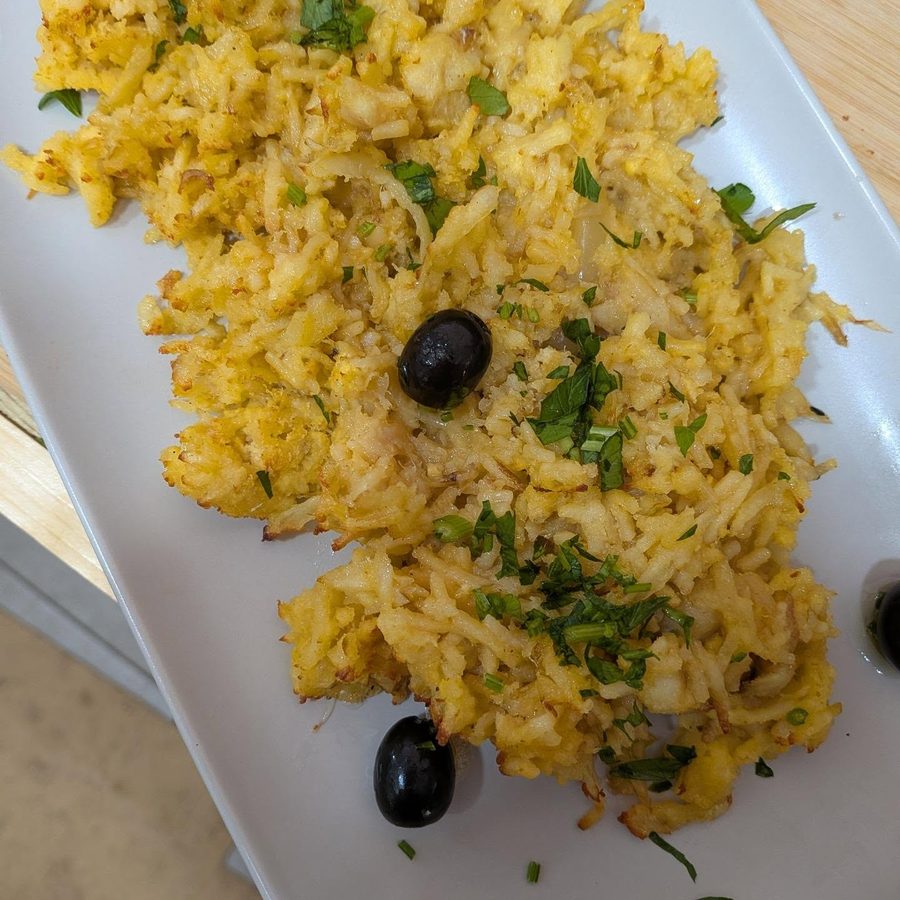 Bacalhau à moda da casa, desfiado com batata palha, cebola e azeitona preta, no Caldeirão do Nelo