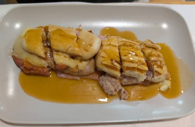 Francesinha Caldeirão, com queijo derretido e molho, servida para partilhar, no Caldeirão do Nelo