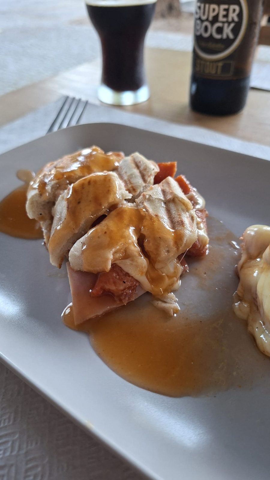 Cachorro Caldeirão com queijo e molho da casa, no Caldeirão do Nelo