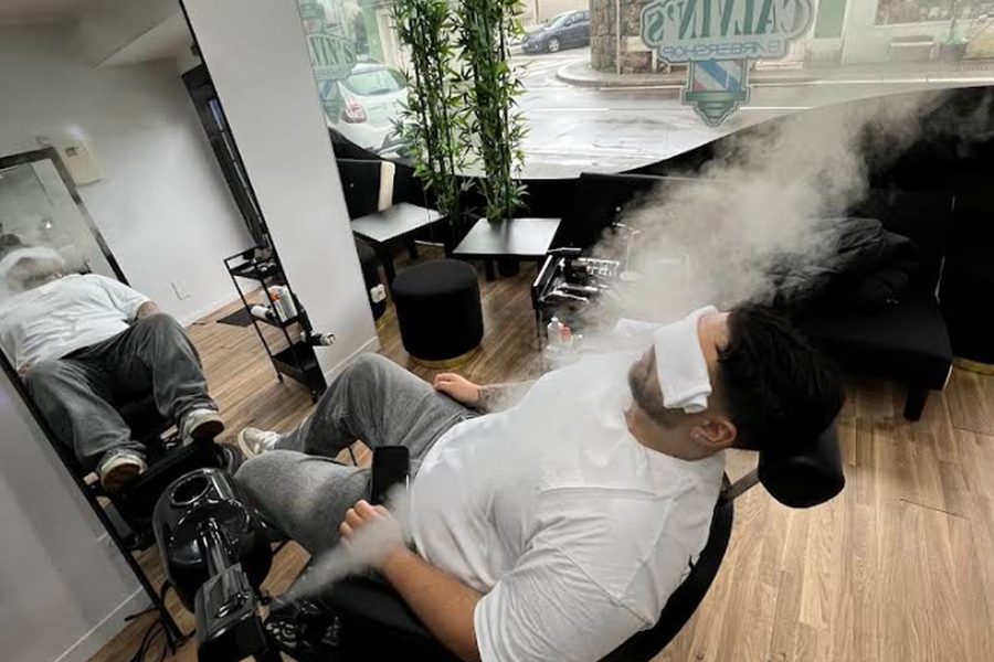 Cliente a fazer a barba com toalha quente e vapor, no Calvin's Barbershop