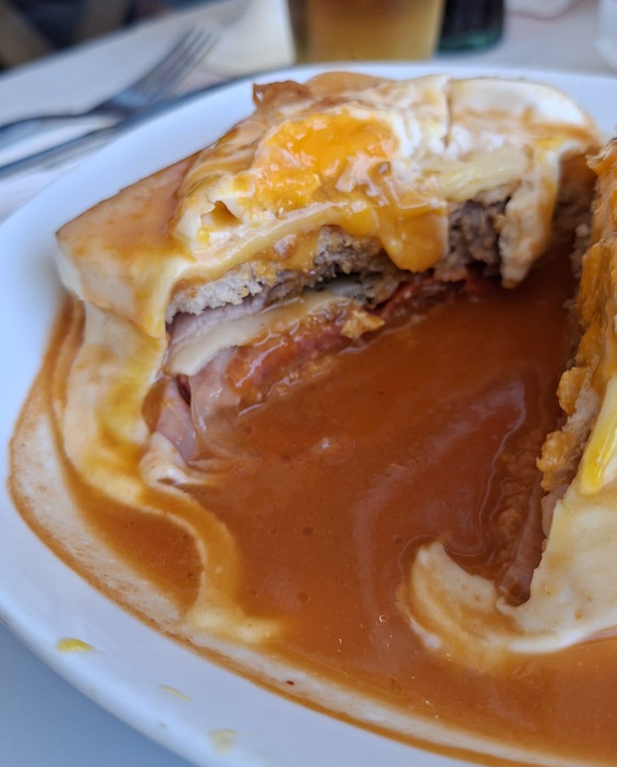 Francesinha normal, feita com pão, no Cantinho da Manela