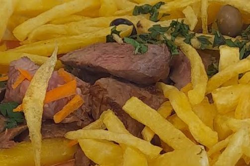 Tiras de carne grelhada com batata frita, servidas na Cervejaria Stone