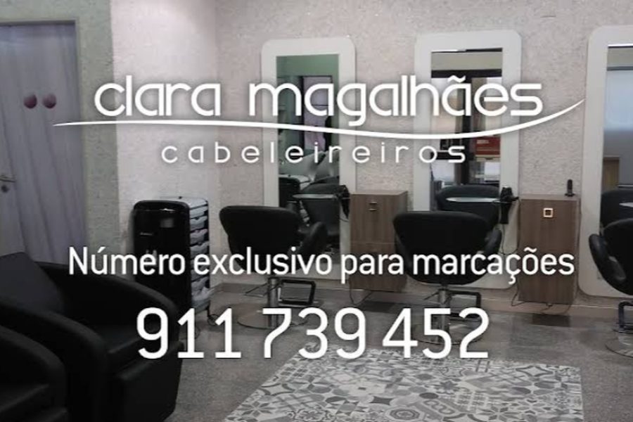 Interior do Clara Magalhães Cabeleireiros, com o nome e o número de marcações 911 739 452