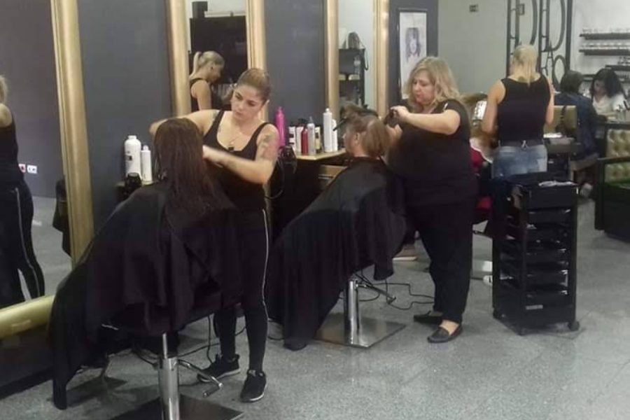 Salão do Dora Silva Cabeleireiros em movimento, com várias cabeleireiras a trabalhar, em Pedras Rubras