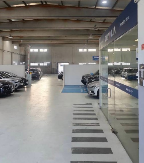 Interior of the Drivalia Porto-Aeroporto station, with parked cars