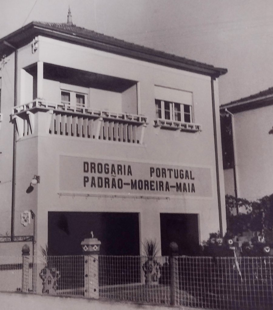 Fotografia histórica da fachada original da Drogaria Portugal