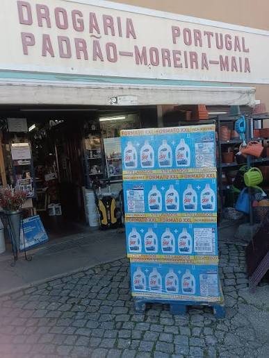 Entrada da Drogaria Portugal atualmente, com produtos de limpeza em promoção à porta