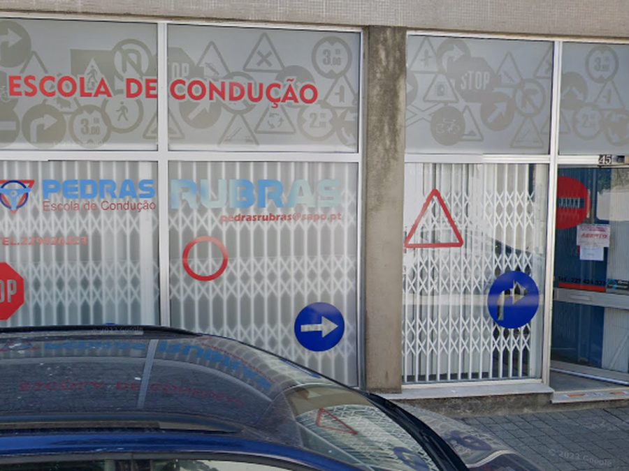 Fachada da Escola de Condução Pedras Rubras, na Rua do Teatro, com sinais de trânsito pintados na montra