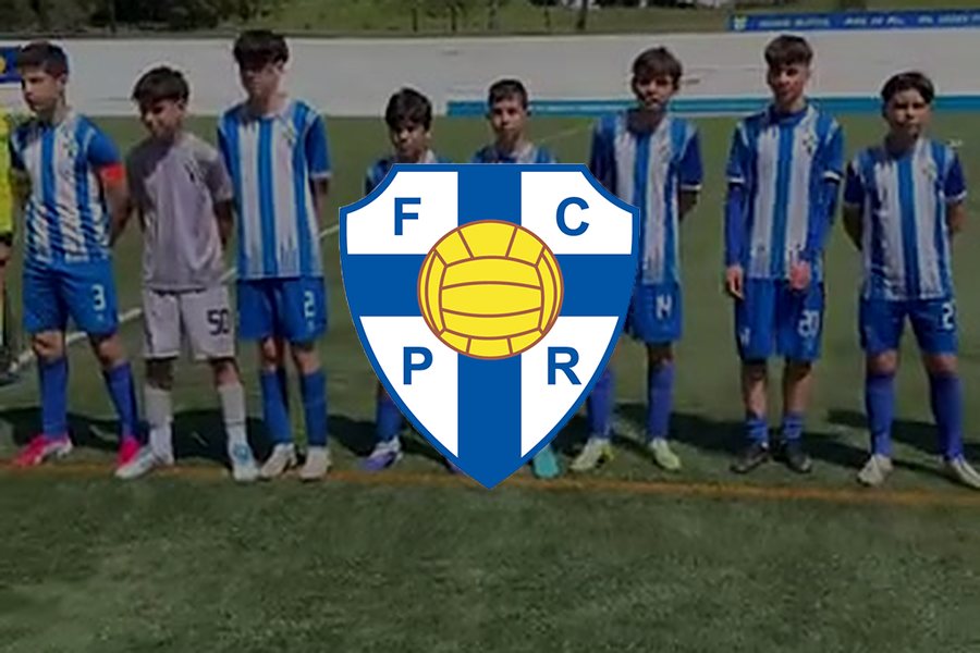 Equipa de formação do FC Pedras Rubras alinhada no relvado do Estádio Municipal de Pedras Rubras