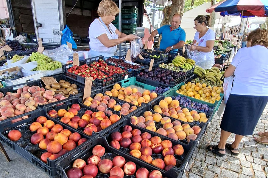 Bancas de fruta na feira semanal de Pedras Rubras