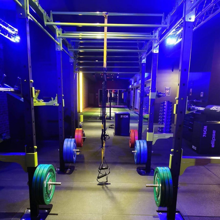 Zona de pesos livres e rigs de treino funcional do Fitness UP, na Maia