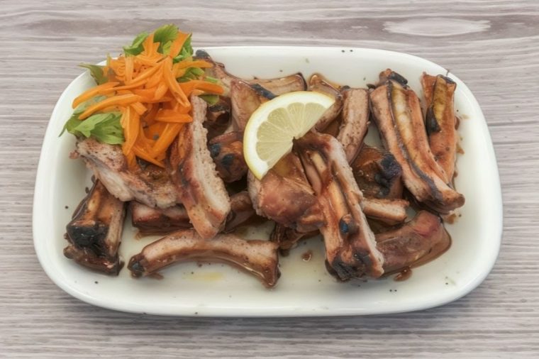 Entrecosto grelhado na brasa com salada de cenoura e limão, no Grelha & Brasa