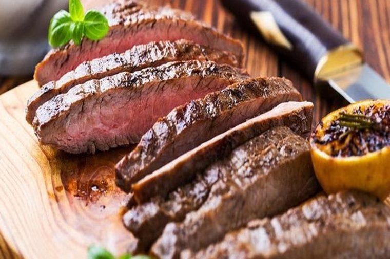 Picanha grelhada fatiada, uma das especialidades do Grelha & Brasa