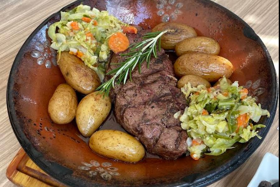 Bife grelhado na pedra com batatas a murro, couve salteada e alecrim, servido no restaurante Grelha & Brasa, em Gemunde, Maia