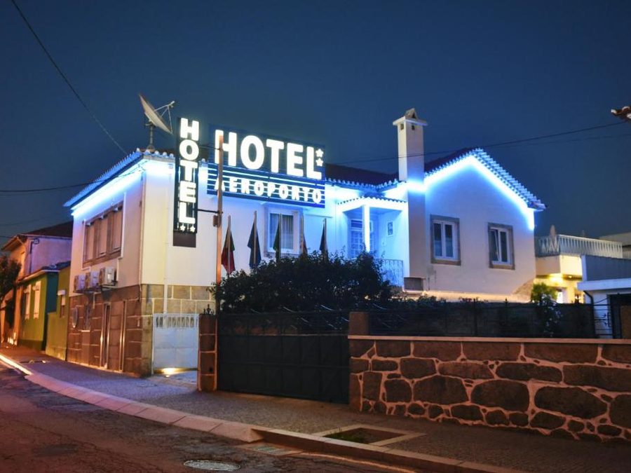 Hotel Aeroporto facade at night