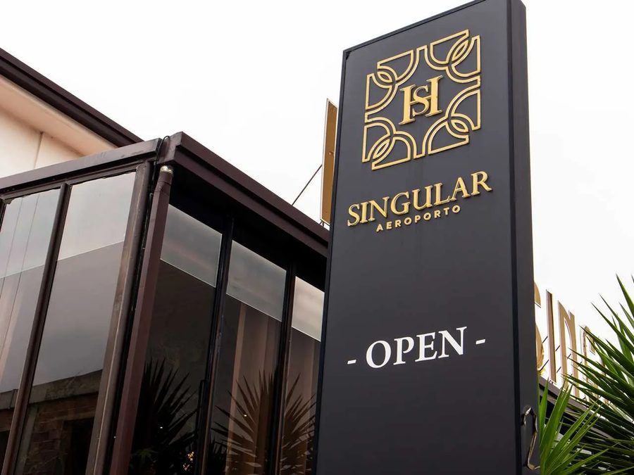 Singular Aeroporto entrance sign