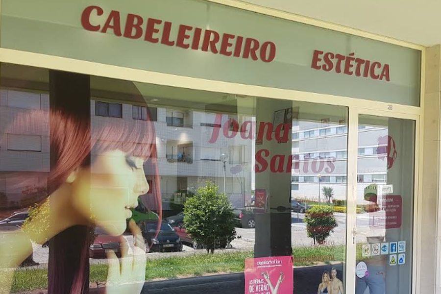 Montra do Joana Santos Cabeleireiro, com o nome no vidro, em Pedras Rubras