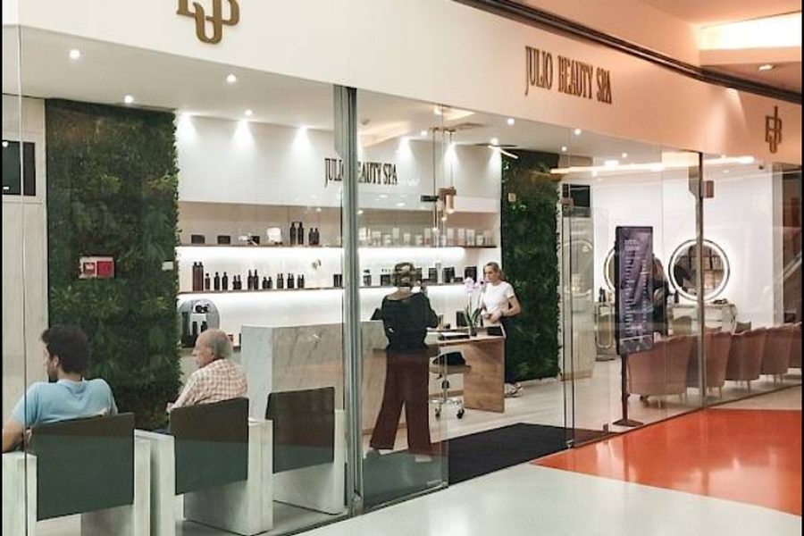 Montra do Júlio Beauty Spa no Mira Maia Shopping, em Pedras Rubras