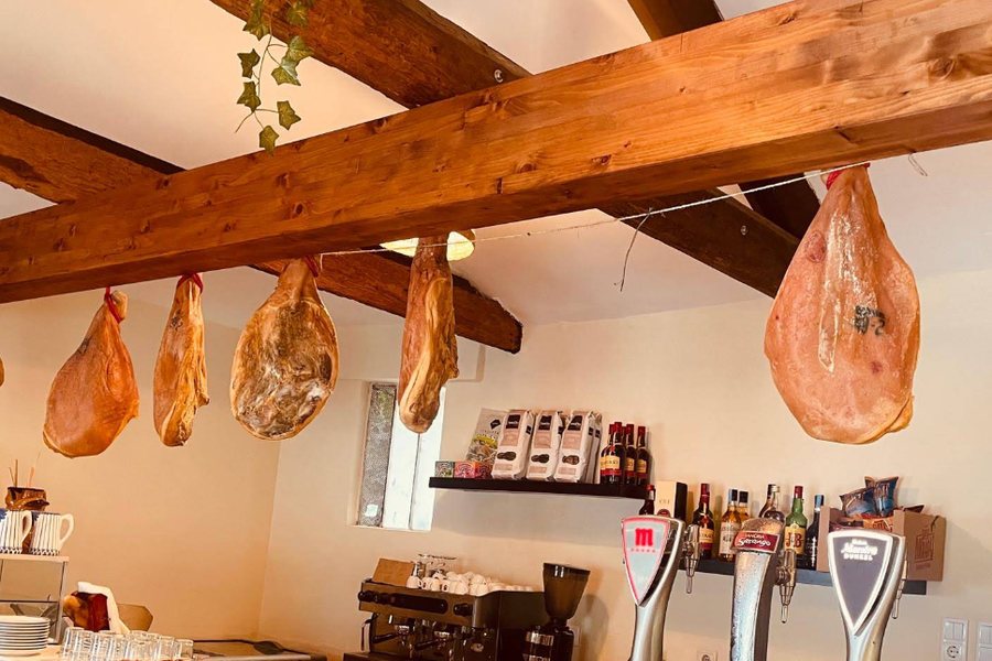 Presuntos pendurados por cima do balcão do Kubata Grill Bistro, em Pedras Rubras