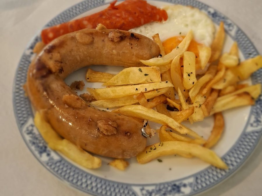 Chouriço, salsicha, ovo estrelado e batata frita num prato tradicional, servidos no Kubata Grill Bistro, em Pedras Rubras