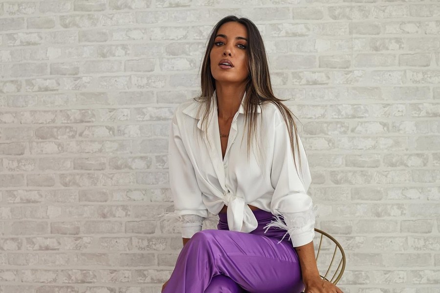 Look da Lady Space: camisa branca de cetim e calças largas roxas