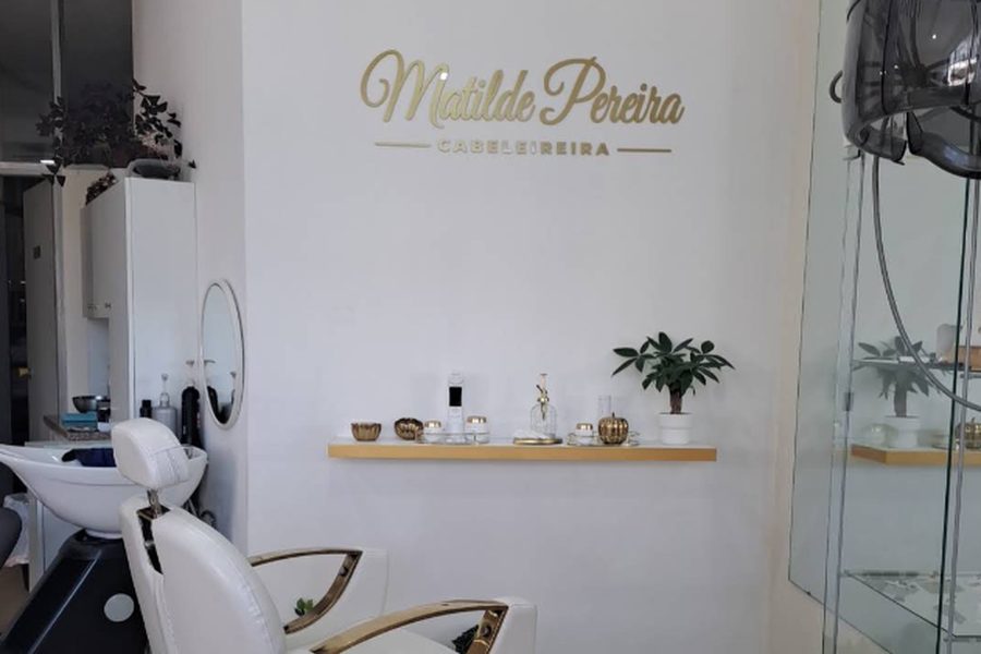 Interior do salão Matilde Pereira Cabeleireira, com a cadeira dourada, em Pedras Rubras