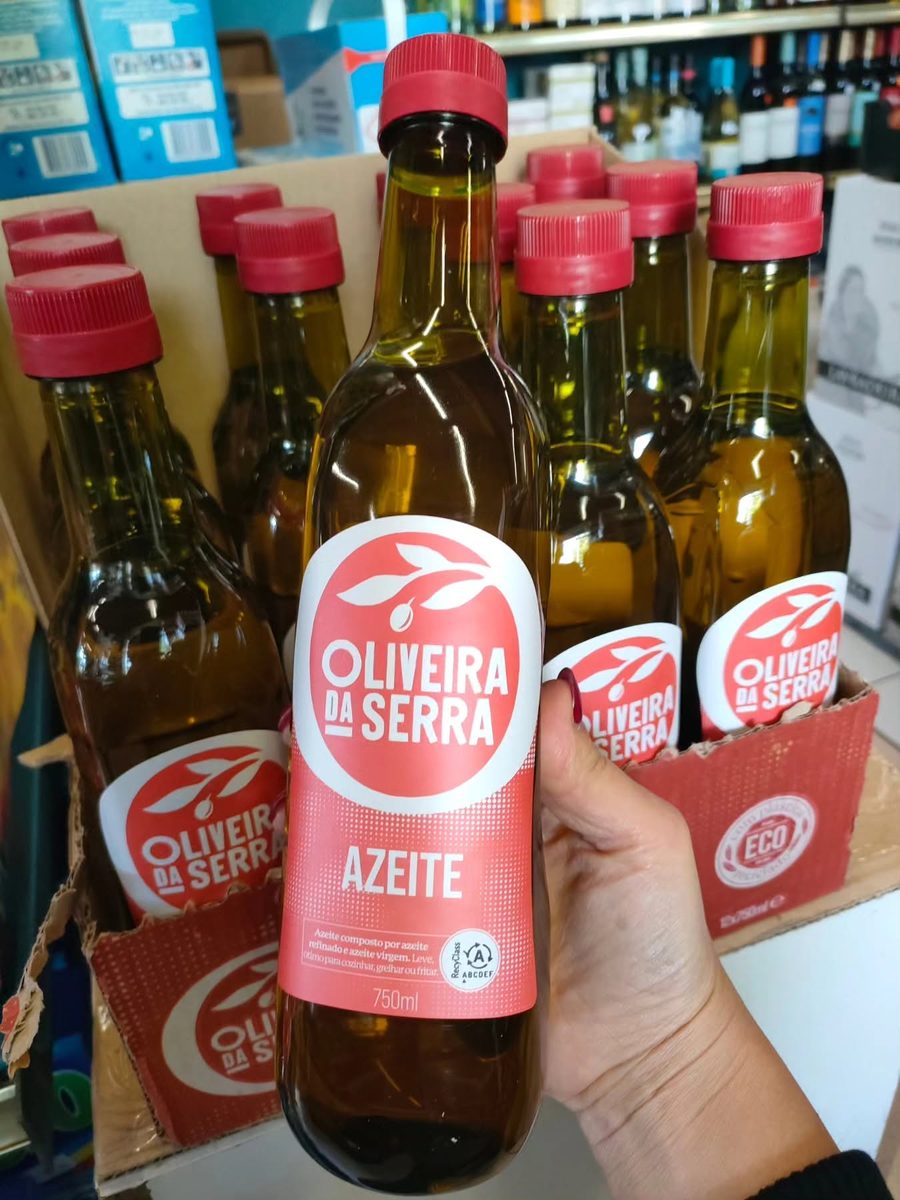 Garrafas de azeite à venda no Mercado Anazário