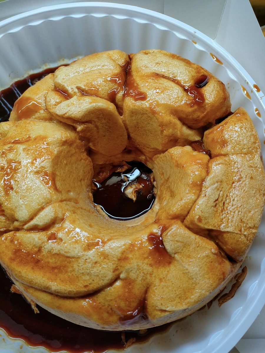 Bolo caseiro com calda de caramelo, da padaria do Mercado Anazário