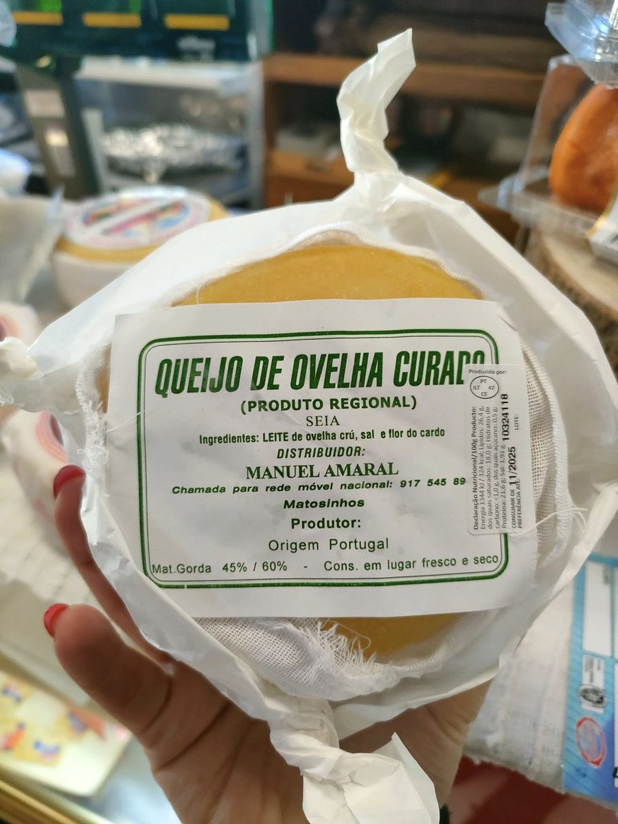 Queijo de ovelha curado, produto regional de Seia, à venda no Mercado Anazário