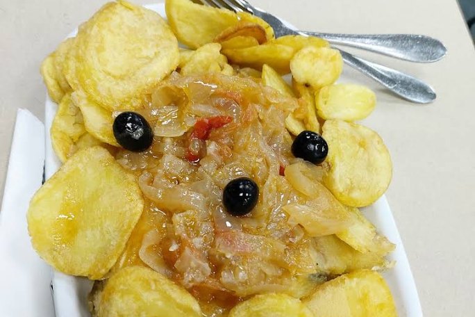 Bacalhau à moda da casa com batata a murro, cebolada e azeitonas, no Mira Metro