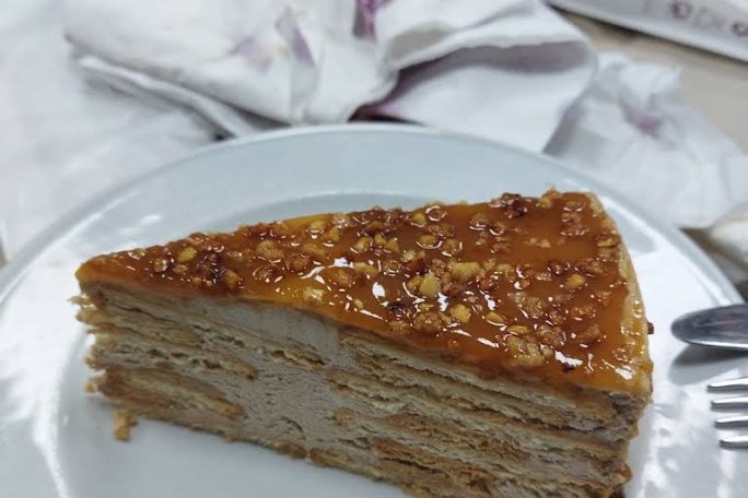 Fatia de torta de bolacha com cobertura de caramelo e amendoim, no Mira Metro