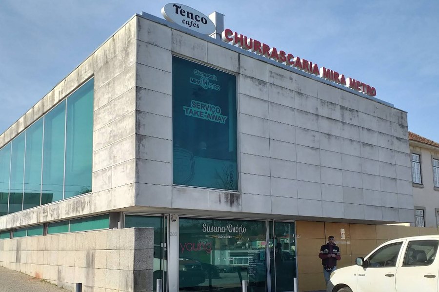 Edifício da Churrascaria Mira Metro na Rua das Oliveiras, em Pedras Rubras, com o letreiro e o serviço de take-away na montra