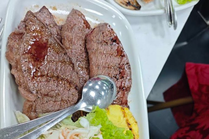 Fatias de picanha grelhada com salada de couve e ananás grelhado, no Mira Metro